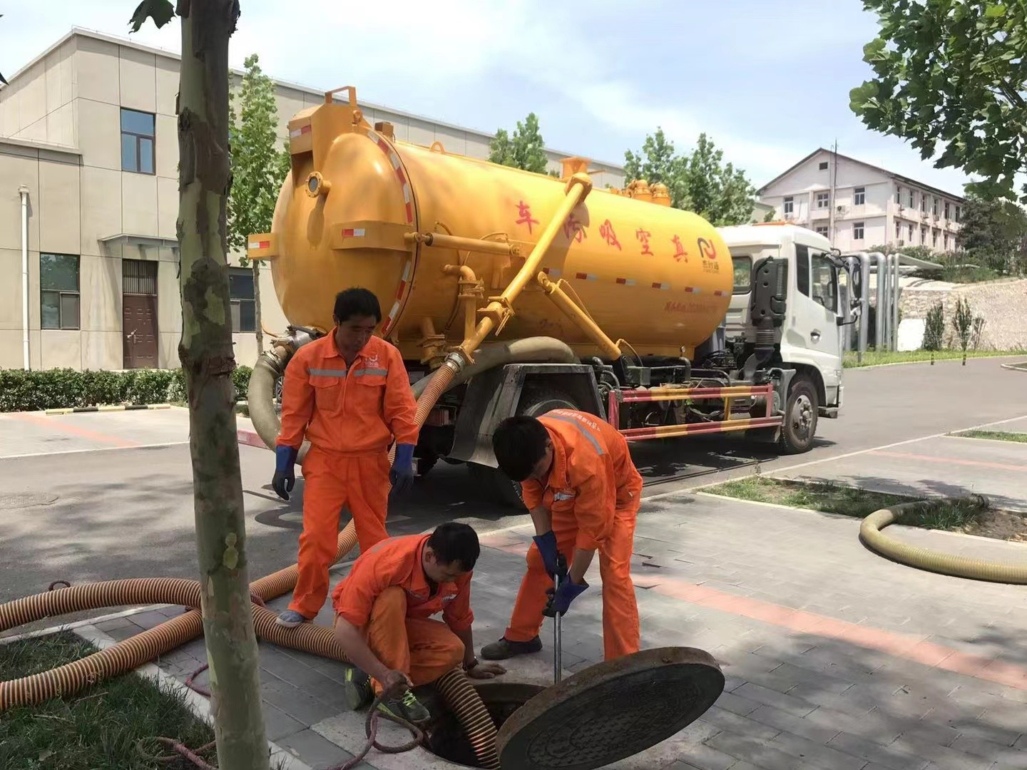 西充管道疏通车停在窨井附近