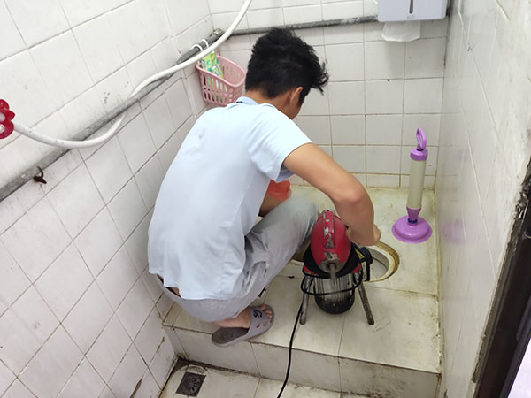 西充管道堵塞冒臭气 专业师傅现场解决问题