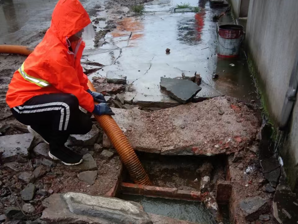 西充专业清理污水池 炜誉市政以规范流程守护城市 “肠道”